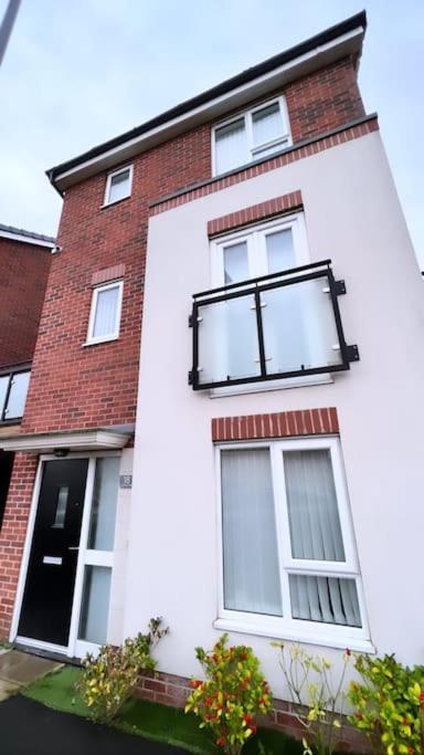 3 Stories, 5 Bedroom House In Prime Location With Balcony And Shared Garden Liverpool Bagian luar foto