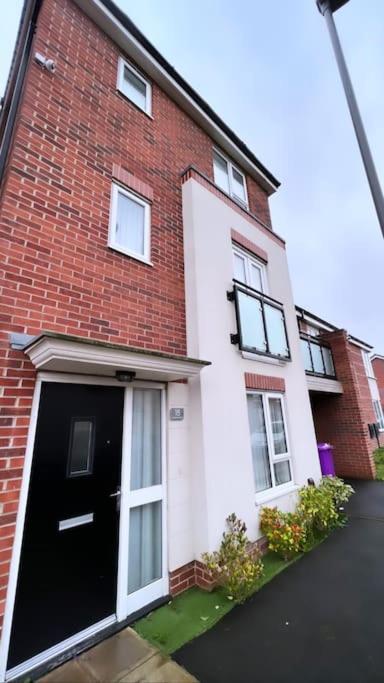 3 Stories, 5 Bedroom House In Prime Location With Balcony And Shared Garden Liverpool Bagian luar foto