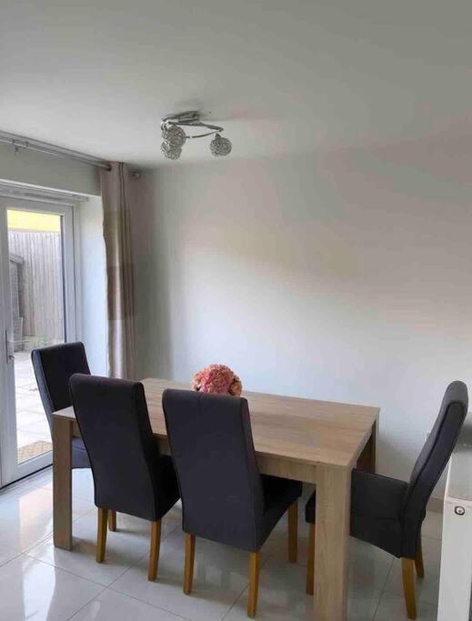 3 Stories, 5 Bedroom House In Prime Location With Balcony And Shared Garden Liverpool Bagian luar foto