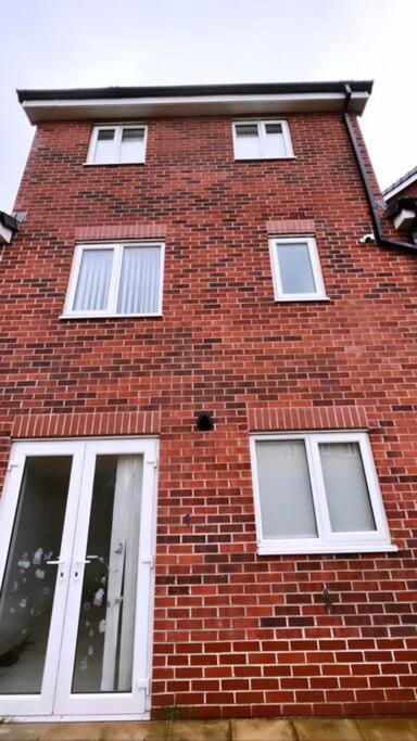 3 Stories, 5 Bedroom House In Prime Location With Balcony And Shared Garden Liverpool Bagian luar foto