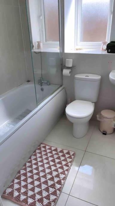 3 Stories, 5 Bedroom House In Prime Location With Balcony And Shared Garden Liverpool Bagian luar foto