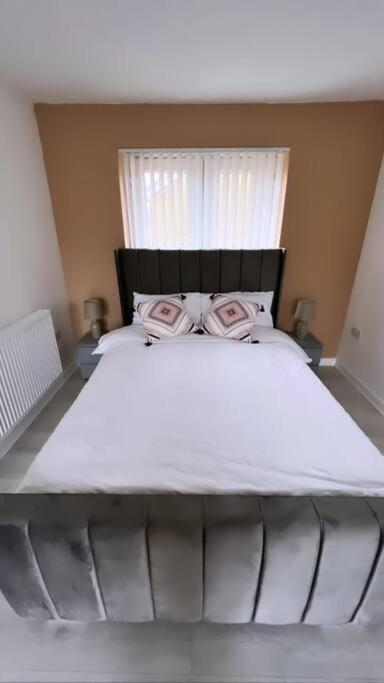 3 Stories, 5 Bedroom House In Prime Location With Balcony And Shared Garden Liverpool Bagian luar foto
